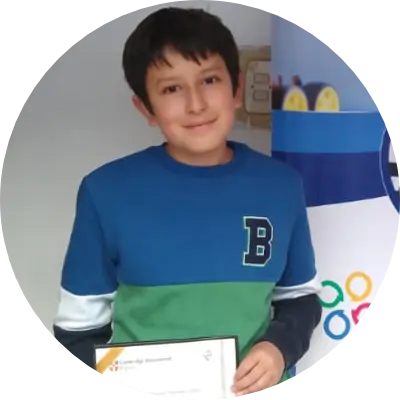 किशोर लुकास एफ. प्राथमिक और उच्च विद्यालय के अंग्रेजी सत्यापन के लिए B2 फर्स्ट प्रमाणपत्र दिखाते हुए।.