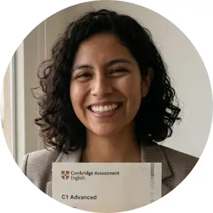 सोफिया आर. मुस्कुराते हुए Langcom ऑनलाइन अंग्रेजी कोर्स से प्राप्त Cambridge C1 Advanced प्रमाणपत्र को थामे हुए।.