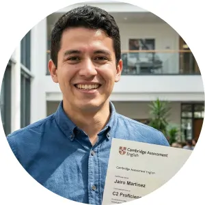 जाइरो मार्टिनेज विश्वविद्यालय मान्यता के लिए C2 प्रवीणता अंग्रेजी प्रमाणपत्र पकड़े हुए।.