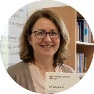 अंग्रेजी शिक्षिका एलेना ओ. पेशेवर राष्ट्रीय आवश्यकताओं के लिए C1 प्रमाणपत्र धारण किए हुए।.