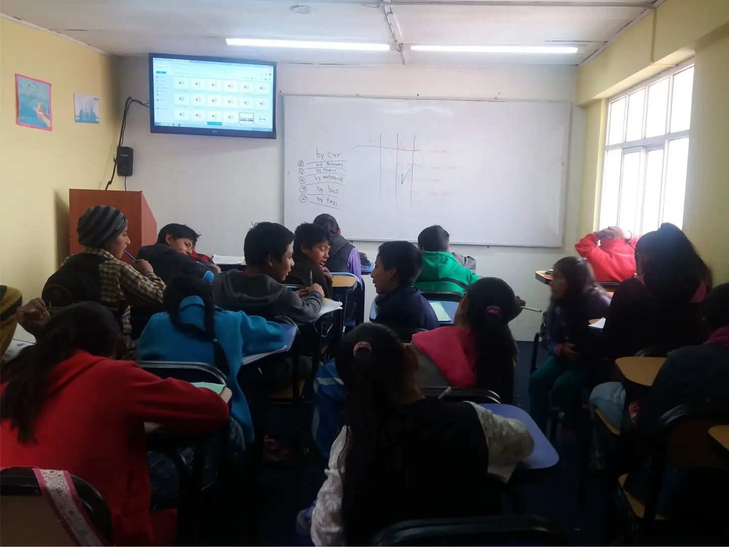 Beneficiaries from rural Ancash using interactive technology during free English lessons in Huaraz.