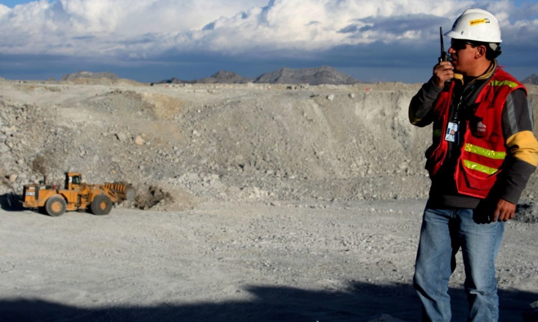 Comunicación en Inglés en Operaciones Mineras Perú Langcom Especializado Ingeniero minero comunicándose en inglés en operaciones mineras Perú - Langcom cursos especializados